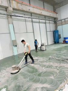 Nhân viên Cánh Diều dùng máy chà sàn công nghiệp làm sạch sàn epoxy trong nhà xưởng