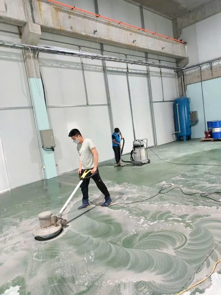 Nhân viên Cánh Diều dùng máy chà sàn công nghiệp làm sạch sàn epoxy trong nhà xưởng