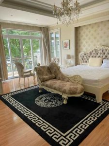 Thảm lớn, ghế nệm và rèm cửa trong phòng ngủ được Cánh Diều giặt và làm sạch tại chỗ