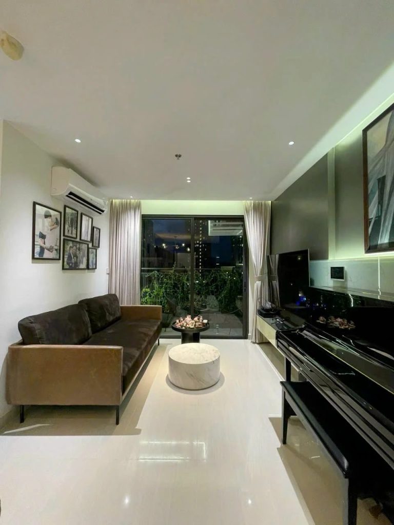 Phòng khách căn hộ sau khi Cánh Diều dọn vệ sinh: sàn, sofa và mặt kính đều sạch