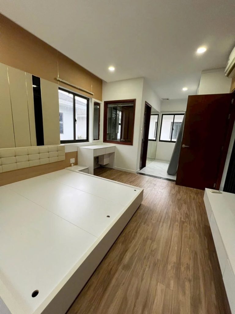 Phòng ngủ nhà ở vừa hoàn thiện, sàn gỗ và nội thất đã được Cánh Diều tổng vệ sinh