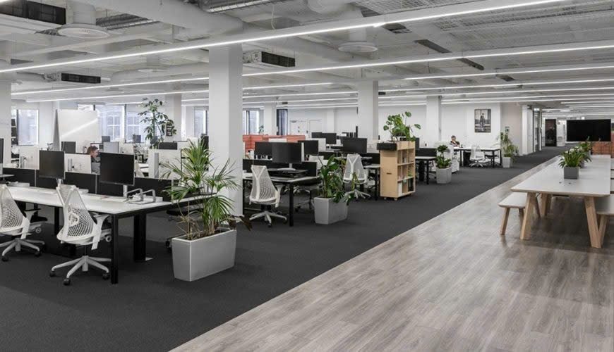 Sàn văn phòng không gian mở với thảm và sàn gỗ sau khi được vệ sinh định kỳ