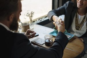 Hai bên bắt tay chốt thoả thuận sau khi thống nhất báo giá